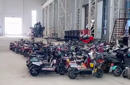 龍門剪在對報廢電動車架進(jìn)行剪切