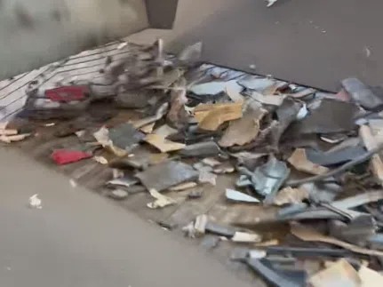 汽車保險(xiǎn)杠、中控座椅破碎料經(jīng)過分選機(jī)空分機(jī)滾筒篩等作用下充份分類