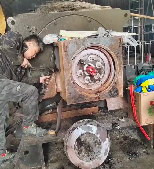 公司售后服務(wù)團隊正在對老設(shè)備進行維修處理