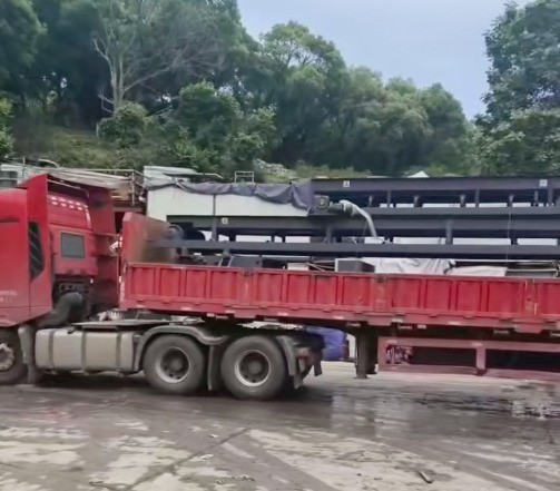 福建200型破碎機裝機中