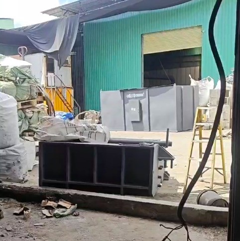 安裝師傅與設備到達香港，已卸車等待安裝