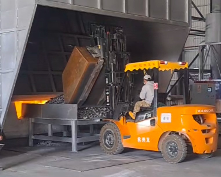 經過路友破碎機處理后的物料被投入高溫爐溶化