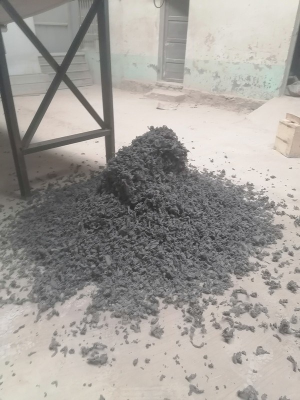 淄博地區(qū)破碎機試機調試，物料屬于夾雜重度灰塵的金屬組成件