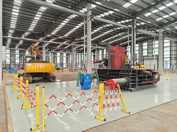 客戶老板汽車(chē)拆解線搭配的金屬打包機(jī)使用