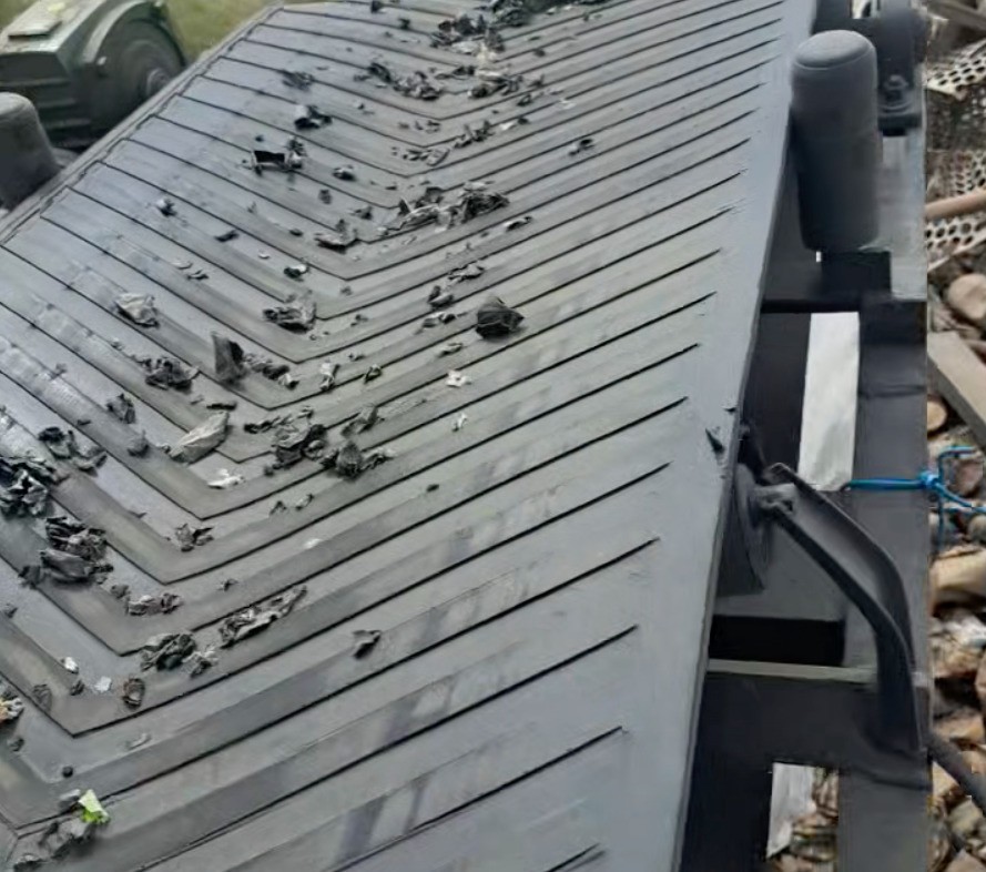 客戶場地夠大，考慮到建廠房的額外支出，最后采用破碎機漏天式生產(chǎn)