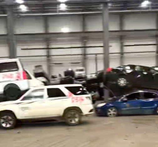 路友今天帶您看汽車殼的破碎料