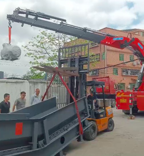 物流抵達客戶場地，卸貨啦～