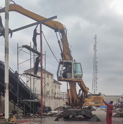 壯觀！破碎機的搭建像是一場驚心動魄的雜技表演。