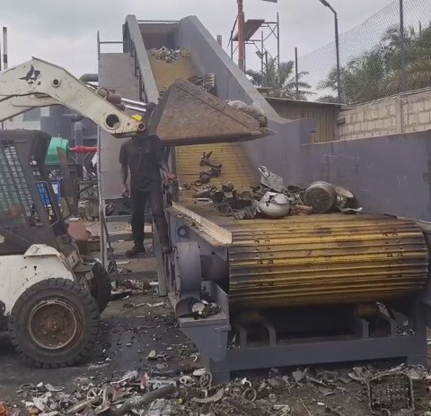 非洲地區(qū)路友450型破碎機啟動生產(chǎn)按鍵。