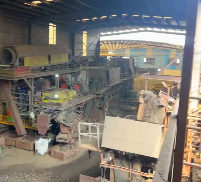 回訪路友老客戶4000馬力汽車殼破碎機使用現(xiàn)場～