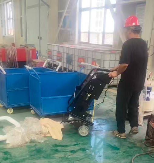 路友廢鋼龍門剪正在對建筑工地管架、貨車車架及馬路欄桿等結構的剪切作業(yè)