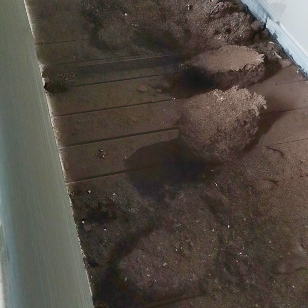 滿是鐵銹的廢鋼渣送入破碎機(jī)，瞬間褪去舊貌，煥顏一新。