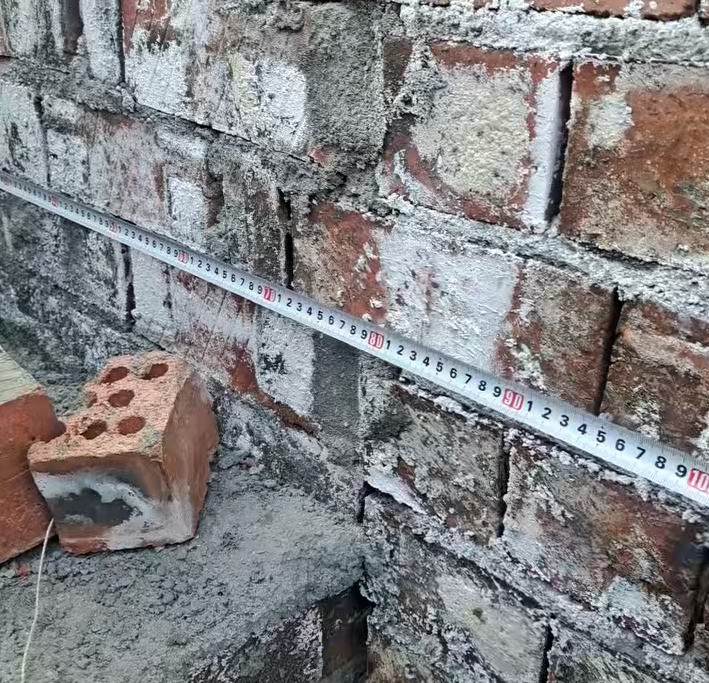 經(jīng)過(guò)金屬破碎機(jī)加工過(guò)的破舊鐵搖身一變色澤光亮顆粒均勻