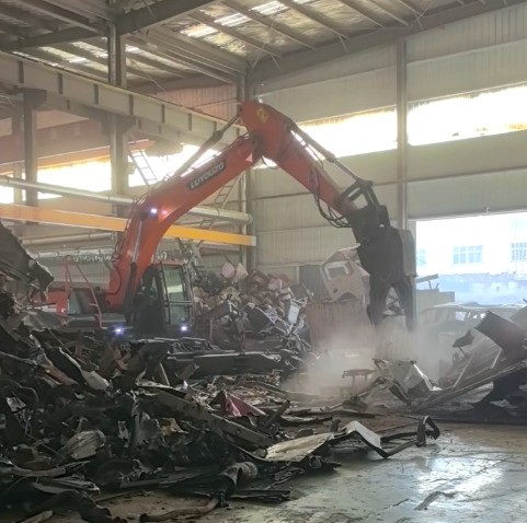 路友重工拆車機(jī)正在對汽車架進(jìn)行拆解