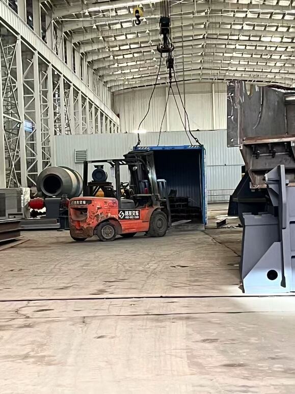 裝柜看似簡單 ，實(shí)則很考驗技術(shù) ，不僅是叉車技術(shù)，空間擺放也很重要。