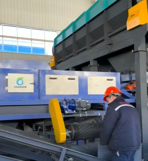 路友華選全套分選設(shè)備試機(jī)工作，在專(zhuān)業(yè)技術(shù)員的指導(dǎo)下有序開(kāi)展。